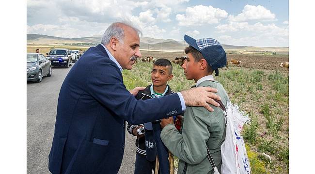 Vali Zorluoğlu, küçük çobanlarla sohbet ederek eski günlerini yad etti