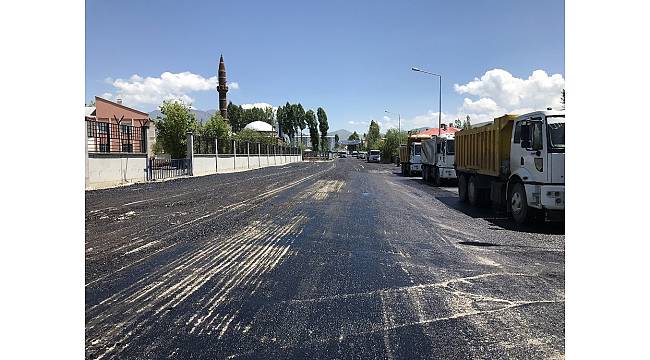 Van Büyükşehir Belediyesi yol çalışmalarını sürdürüyor