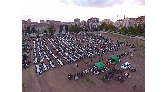 Vişnelik&#39;te 7 bin kişi bir arada iftar yaptı