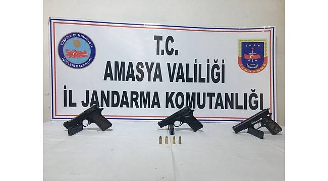 Yolcu otobüsünde 3 ruhsatsız tabanca ele geçirildi