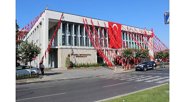 15 Temmuz&#39;un yıl dönümünde İBB Türk bayraklarıyla donatıldı