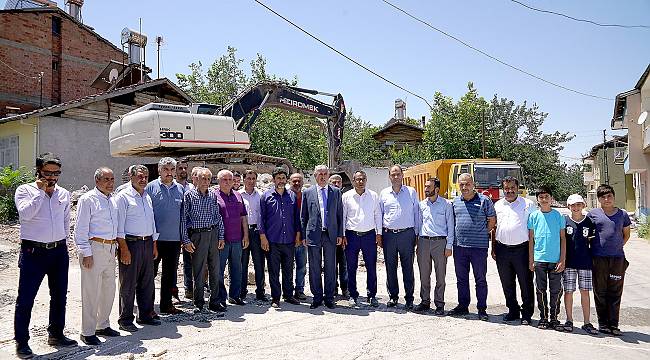 Beydağı’nda yıkılan yapıların molozları kaldırılıyor