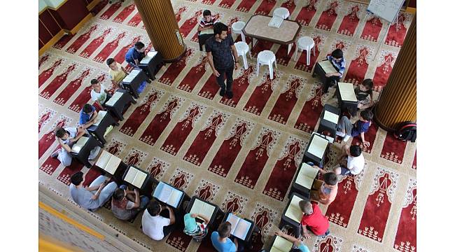 Camide düzenlenen zeka oyunları çocukları Kur&#39;an kursuna çekiyor