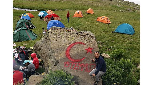 Gümüşhaneli dağcılardan şehitler diyarına 15 Temmuz zirve tırmanışı