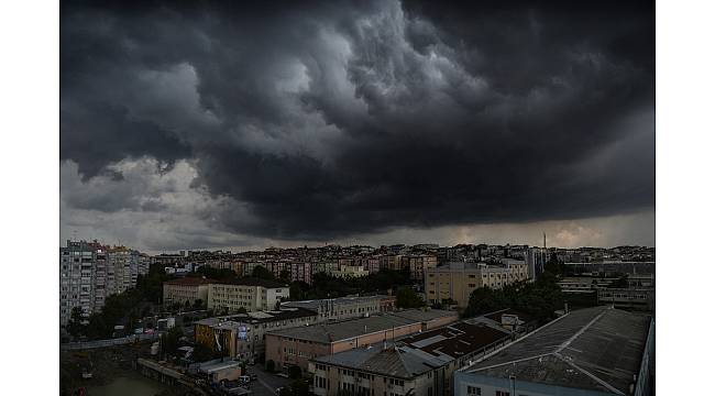 İstanbul&#39;u kara bulutlar sardı