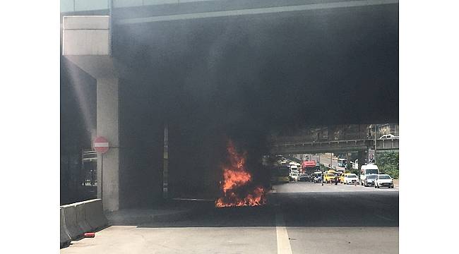 Kadıköy&#39;de seyir halindeki araç alev alev yandı