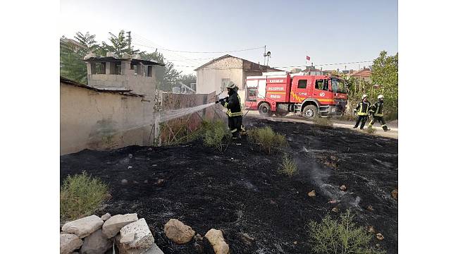 Karaman&#39;da tutuşan otlar eve sıçramadan söndürüldü