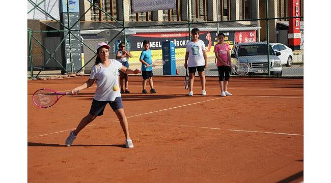 Mersin&#39;de şehit çocuklarına ücretsiz tenis kursu