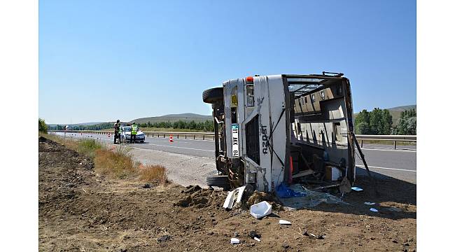 Sivas&#39;ta tarım işçilerini taşıyan minibüs devrildi: 27 yaralı