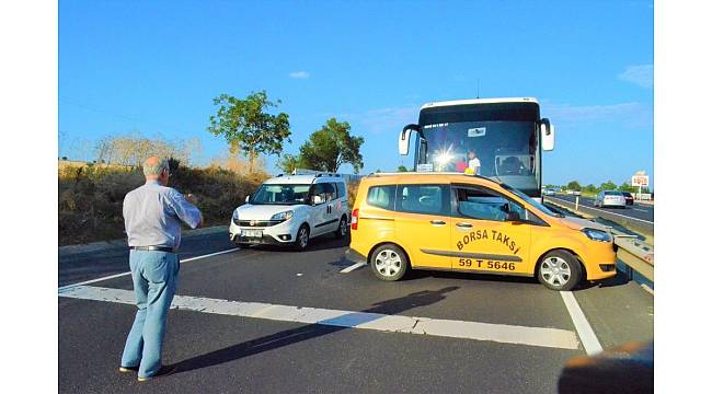 Tekirdağ&#39;da yolcu otobüsü taksi ile çarpıştı, trafik durma noktasına geldi