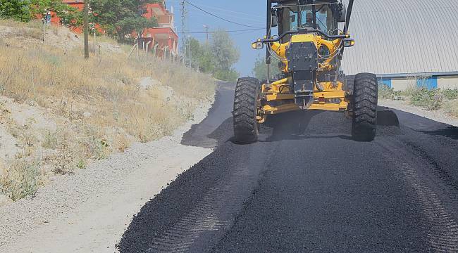 Yıldıztepe Mahallesinde sıcak asfalt çalışması devam ediyor