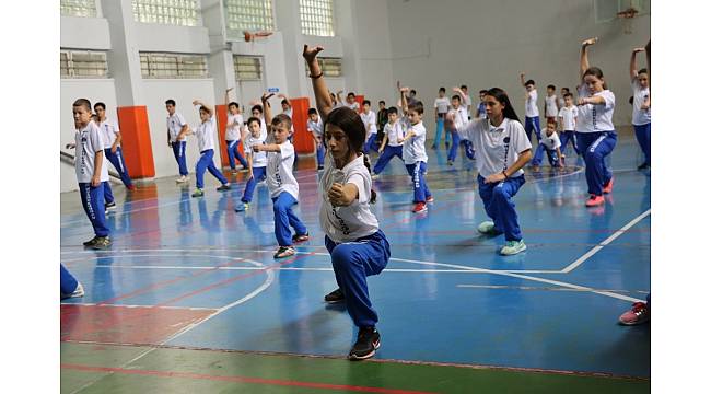 Yunusemre&#39;de veliler çocuklarıyla birlikte wushu yapıyor