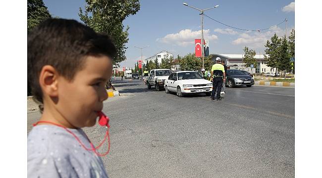 &#39;Kırmızı Düdük&#39; çaldı, babası kemer taktı