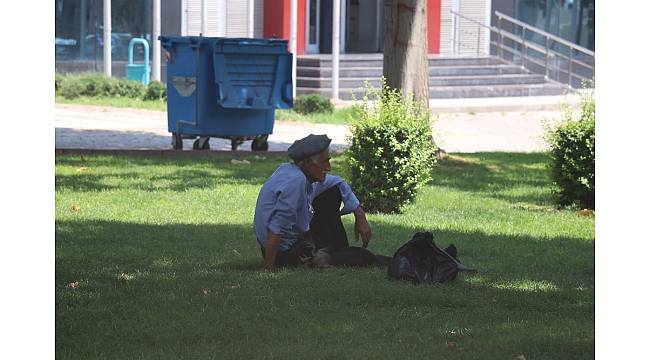 Aşırı sıcaklardan etkilenen vatandaşlar parklara sığındı