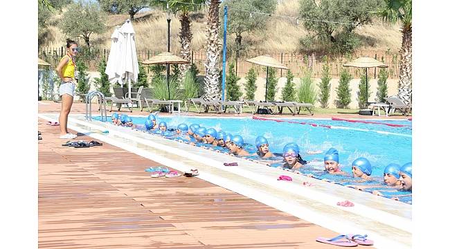 Aydınlı çocuklar Büyükşehir Belediyesi&#39;nin kursları ile hem serinliyor hem de yüzmeyi öğreniyor