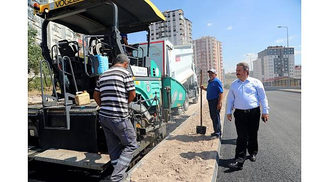 Başkan Palancıoğlu&#39;ndan asfalt ekibine karpuz ikram etti