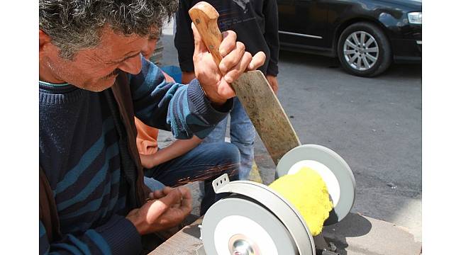 Bıçaklar kurbanlıklar için bilenmeye başladı