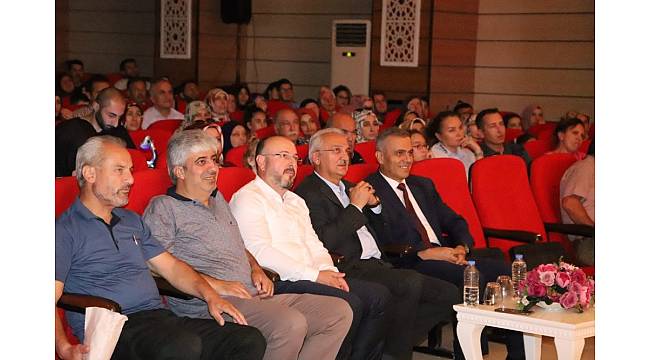 Erzincan Belediyesi Şehir Tiyatrosu Evcilik Oyununu sahnelendi