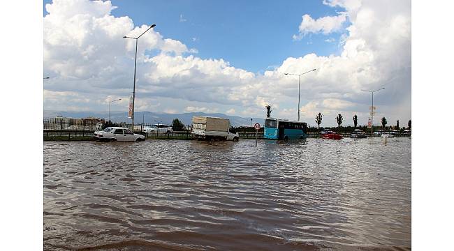 Erzurum&#39;da sağanak sele dönüştü