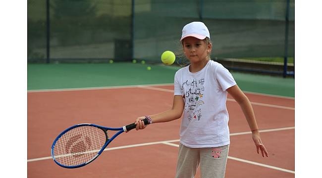 Genç Durak&#39;ta ücretsiz tenis dersleri