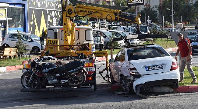 Hafif ticari araç ile otomobil çarpıştı: 2 yaralı