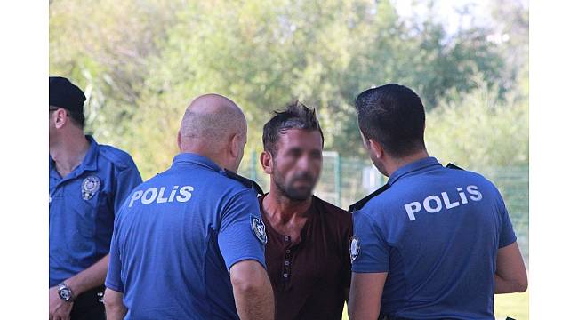 Manavgat Irmağı&#39;na atlayan genç, polisi ve sağlık ekibini alarma geçirdi