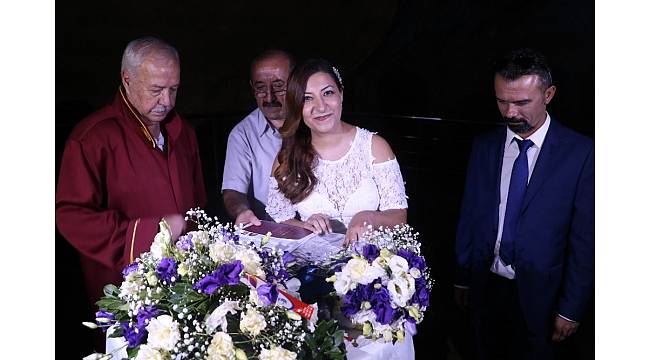 Mühendis çift, kentin tanıtımı için mağarada nikah kıydı