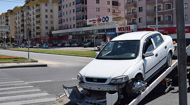 Otomobil refüje çarptı: 4 yaralı