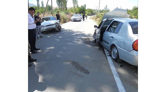 Otomobiller kafa kafaya çarpıştı: 10 yaralı