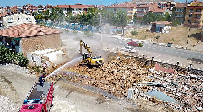 Selçuklu Mahallesinde yolda kalan üç yapının yıkımı gerçekleşti