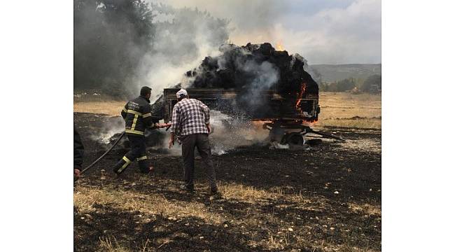 Tavşanlı&#39;da çıkan yangında traktör ve balyalar yandı