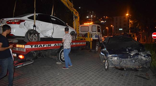 Ters yöne giren araç üç araca birden çarptı: 3 yaralı