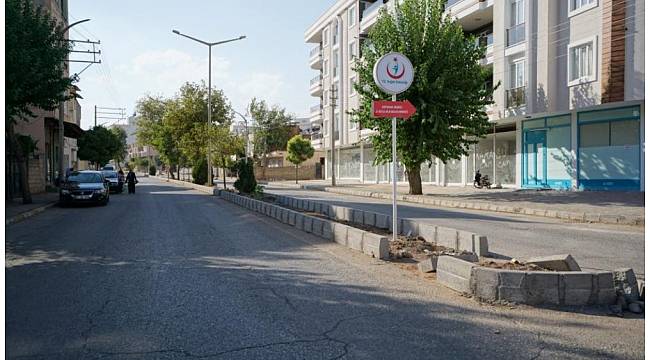 Adıyaman çevreyolunda refüj ve kaldırım çalışması yapıldı