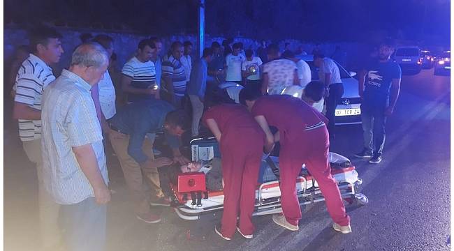 Antalya&#39;da otomobil motosiklet ile çarpıştı: 2 yaralı