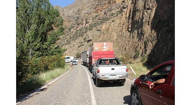 Erzurum&#39;da sel ulaşımı aksattı