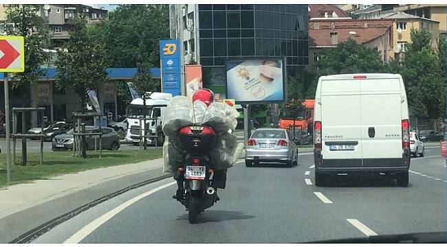 İstanbul&#39;da tehlikeli yolculuklar kamerada