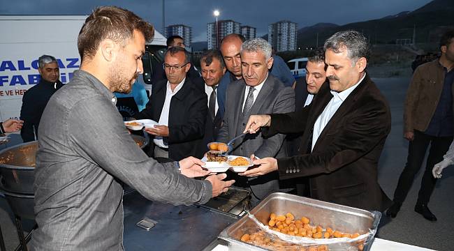 BAŞKAN GÜDER, RAMAZAN AYININ İLK İFTARINI ÜNİVERSİTE ÖĞRENCİLERİ İLE YAPTI