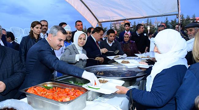 RAMAZAN AYI YEŞİLYURT’TA BİR BAŞKA GÜZEL, ‘GÖNÜL SOFRASI’ İLK GÜN DOLDU TAŞTI