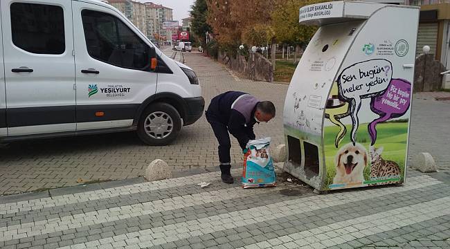 YEŞİLYURT’TA KISITLAMADA SOKAĞA ÇIKMA KISITLAMASINDA BELEDİYE EKİPLERİ SOKAK HAYVANLARINA MAMA BIRAKTI.