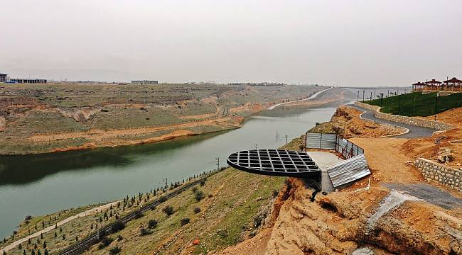 BAŞKAN ÇINAR, MİLLET BAHÇESİNDE YAPIMI SÜREN SEYİR TERASINI İNCELEDİ