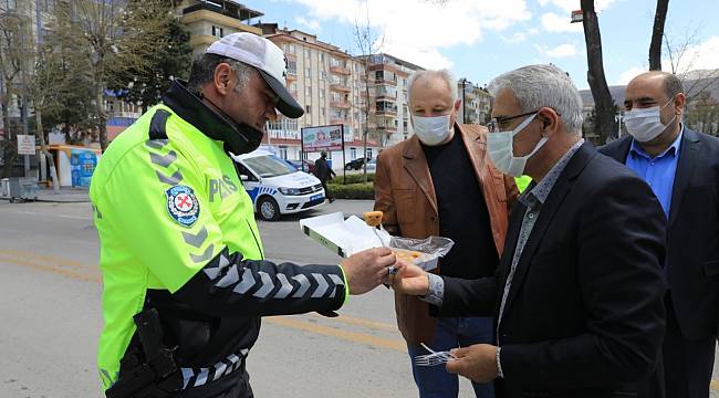  BAŞKAN GÜDER’DEN GÖREV BAŞINDAKİ POLİSLERE SÜRPRİZ ZİYARET