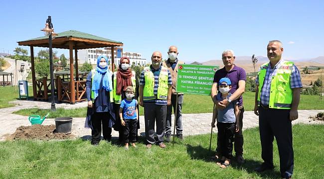 15 TEMMUZ ŞEHİTLERİ ANISINA BATTALGAZİ’DE 251 FİDAN DİKİLDİ