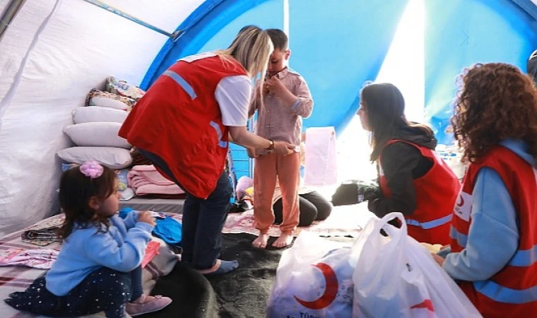 Depremzede Çocukların Bayramlıkları Kızılay’dan