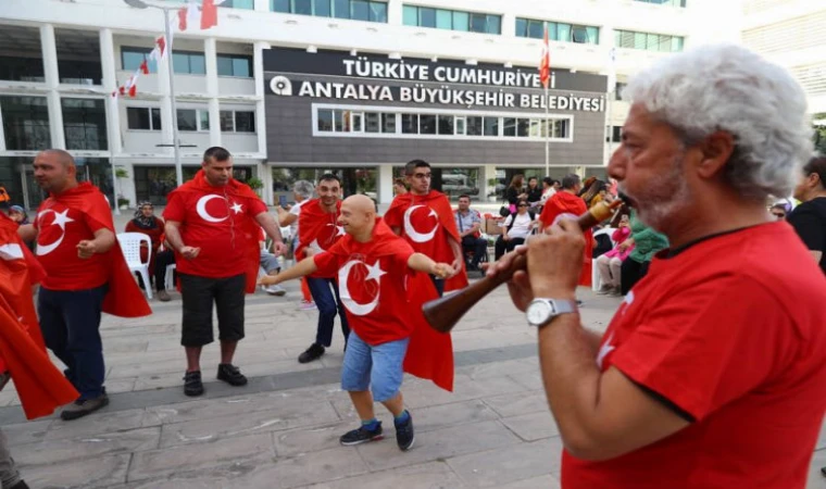 Özel gençlere davullu zurnalı asker uğurlaması