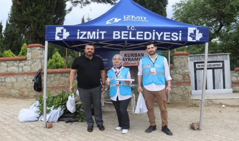 İzmit Belediyesinden mezarlık ziyaretinde bulunan vatandaşlara defne fidesi 