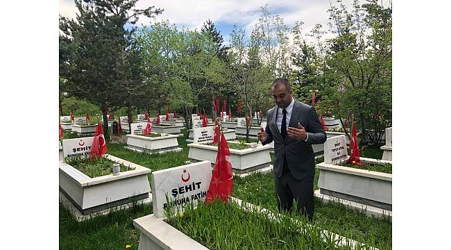 Kravatını çıkardı, at bindi, vatandaşlardan yakın ilgi gördü