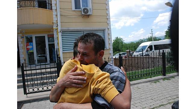 İstanbul&#39;da kayıp olan 3 çocuktan Berkay&#39;ı teslim alan babası duygusal anlar yaşadı