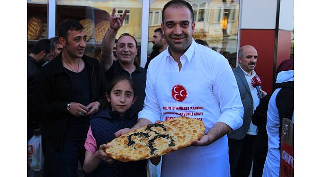 MHP Milletvekili Adayı Adem Yurdigül kendi elleriyle 3 hilalli ramazan pidesi yapıp vatandaşlara dağıttı