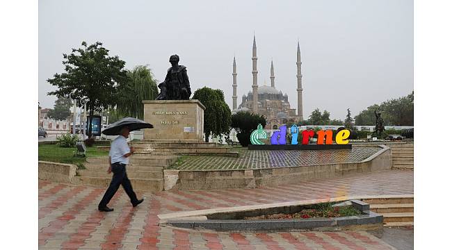 Bir anda bastırdı, caddeler 5 dakikada göle döndü