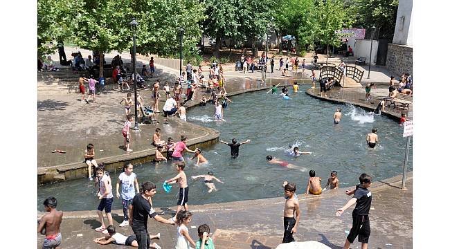 Sıcaktan bunalanlara su tankerli çözüm